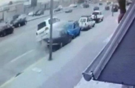 Bakıda “Toyota” eyni anda 4 avtomobilə çırpıldı - ANBAAN VİDEO