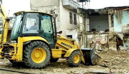 İcra başçısına qarşı ittiham: “Evimi söküb pulunu vermirlər” - Video