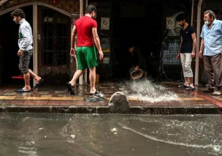 İstanbulda Meteorologiya idarəsini ildırım vurdu - FOTO