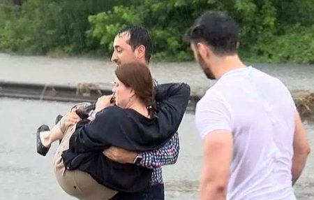 İstanbulda Meteorologiya idarəsini ildırım vurdu - FOTO