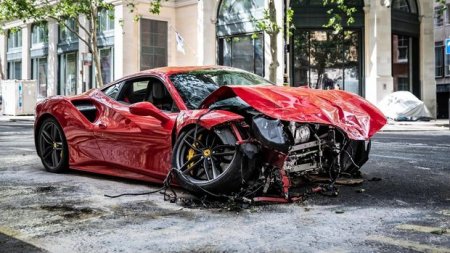 Milyonluq avtoqəza: “Ferrari” “McLaren”ə çırpıldı - VİDEO