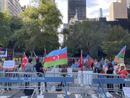 ABŞ-da azərbaycanlılar BMT-nin binası qarşısında etiraz aksiyası keçirib - FOTO