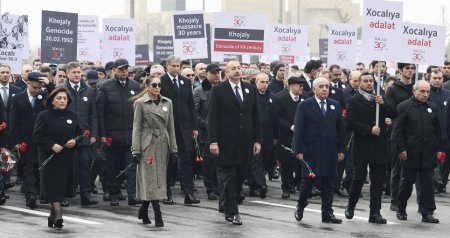 İlham Əliyev və Mehriban Əliyeva Xocalı soyqırımının ildönümü ilə əlaqədar yürüşdə - FOTO