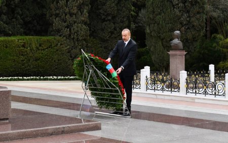 Prezident İlham Əliyev və birinci xanım ulu öndər Heydər Əliyevin məzarını ziyarət ediblər - YENİLƏNİB