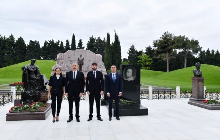 Prezident İlham Əliyev və birinci xanım ulu öndər Heydər Əliyevin məzarını ziyarət ediblər - YENİLƏNİB