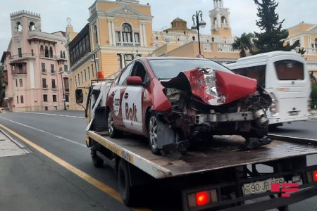 Yuxulayan "Prius” sürücüsü işıq dirəyinə çırpıldı - FOTO