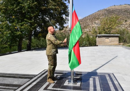 Prezident İlham Əliyev Laçın şəhərində Azərbaycan Bayrağını ucaldıb - FOTO