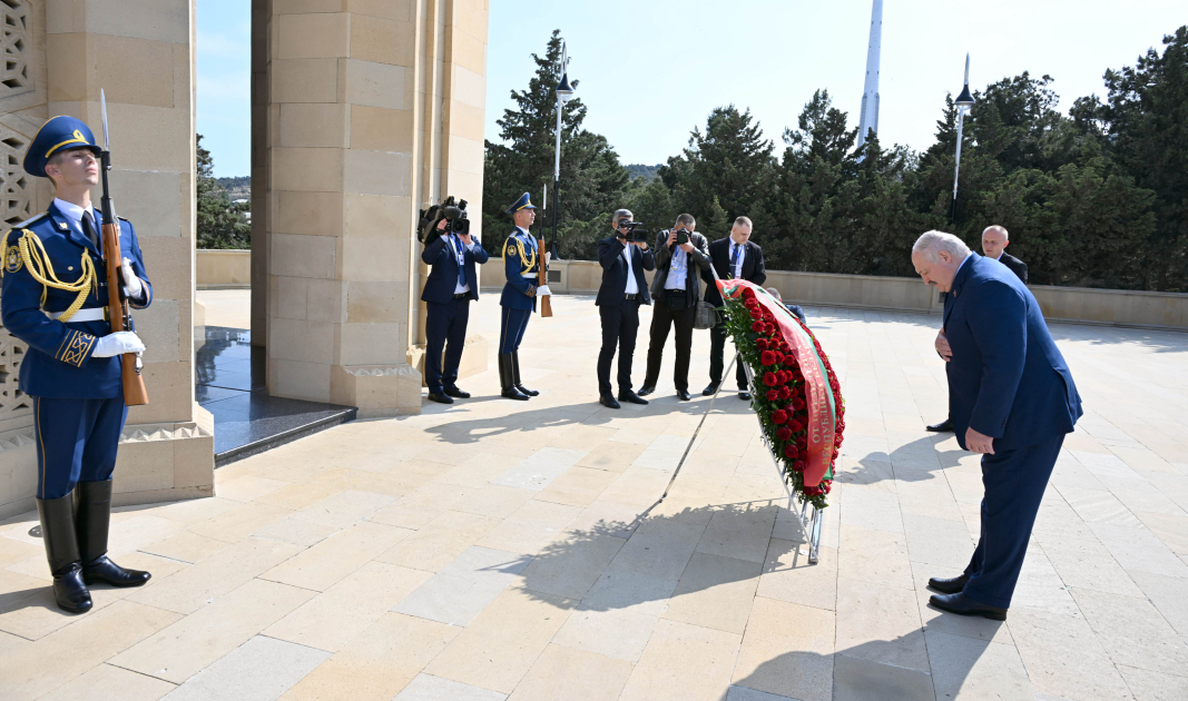 Belarus Prezidenti Aleksandr Lukaşenko Bakıda şəhidlərin xatirəsini anıb - FOTO
